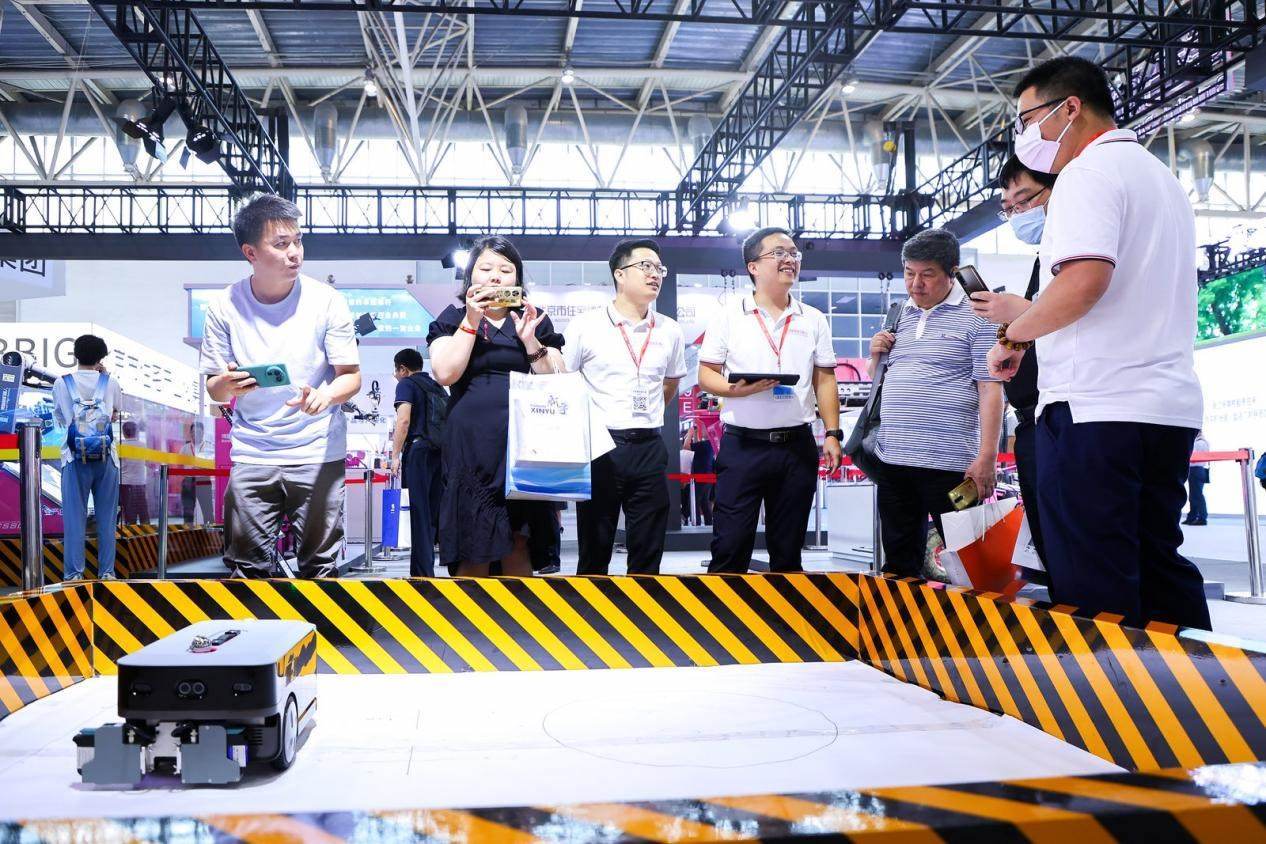 講解員向觀眾介紹智能劃線機(jī)器人。來源：受訪方供圖