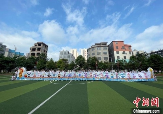 圖為學(xué)生們展示剛完成的長卷。 興業(yè)縣融媒體中心供圖