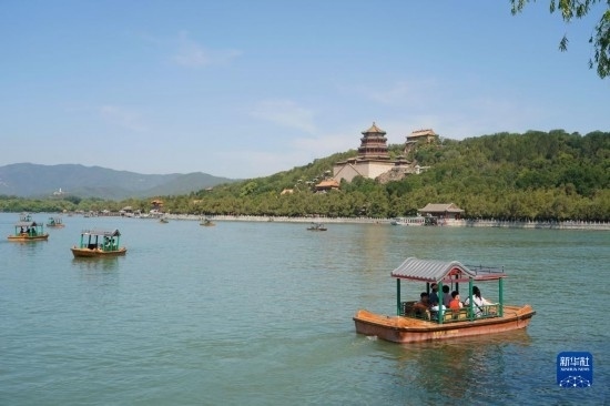 6月22日，游人在北京頤和園乘坐游船。新華社記者 任超 攝