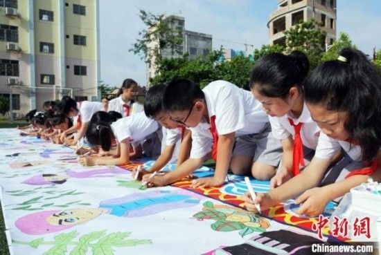 圖為學(xué)生們用手中畫筆在進(jìn)行創(chuàng)作。 興業(yè)縣融媒體中心供圖