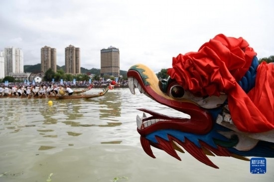 6月23日，在貴州省黔東南苗族侗族自治州施秉縣舉行的獨(dú)木龍舟節(jié)上，獨(dú)木龍舟進(jìn)行比賽。