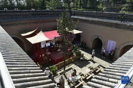 6月23日，游人在三門峽市陜州地坑院景區(qū)內(nèi)游覽。