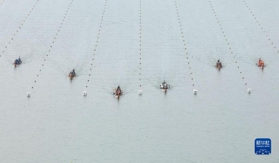 6月23日，在江蘇省泰州市水上運(yùn)動(dòng)訓(xùn)練基地，人們參加龍舟比賽（無(wú)人機(jī)照片）。
