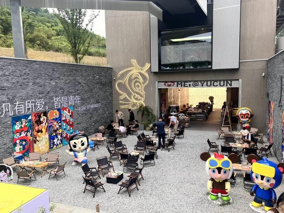 在浙江省湖州市安吉縣天荒坪鎮(zhèn)余村拍攝的國漫主題咖啡店。銳聆 攝