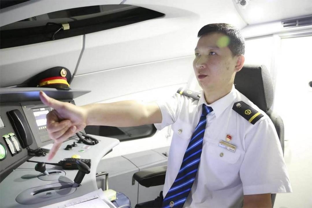 陳承儀駕駛動車組列車執(zhí)行標(biāo)準(zhǔn)作業(yè)。陳巍攝