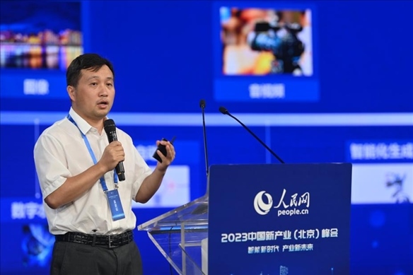 人民中科研究院院長(zhǎng)、首席科學(xué)家李兵發(fā)表主旨演講。人民網(wǎng)記者 于凱攝