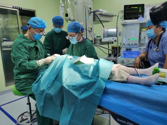 5歲的丹增貴吉正接受雙眼斜視矯正手術(shù)。人民網(wǎng)記者 李棟攝