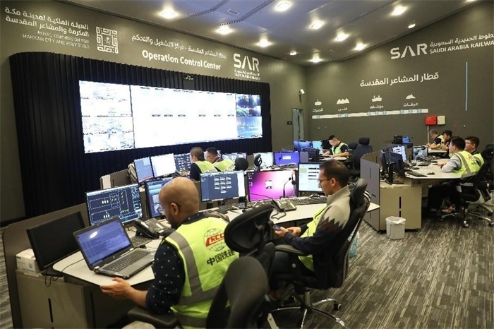 中外工作人員在控制室工作。中國(guó)鐵建供圖