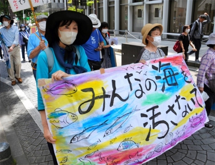 2023年6月20日，日本民眾在福島縣政府周圍舉行抗議活動，強烈反對核污水排海計劃，呼吁保護漁業(yè)資源。圖片來源：《朝日新聞》
