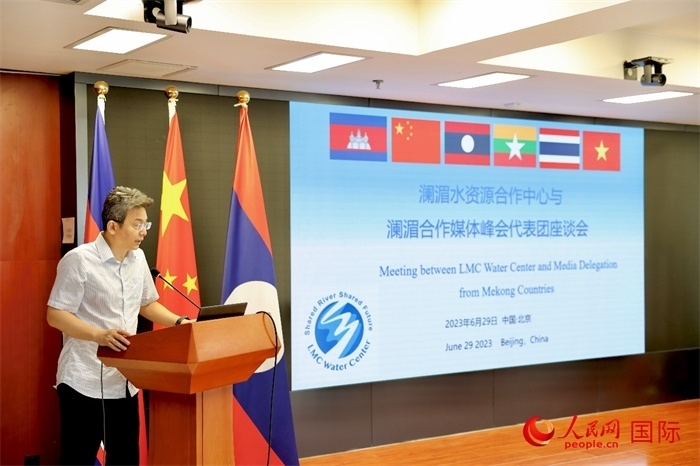 由瀾湄六國(guó)有關(guān)部門(mén)及主流媒體等組成的采訪團(tuán)與中方代表在瀾湄水資源合作中心舉行座談會(huì)。水利部國(guó)際合作與科技司副司長(zhǎng)、一級(jí)巡視員、瀾湄水資源合作聯(lián)合工作組中方組長(zhǎng)李戈發(fā)表講話。（人民網(wǎng) 李世奇攝）