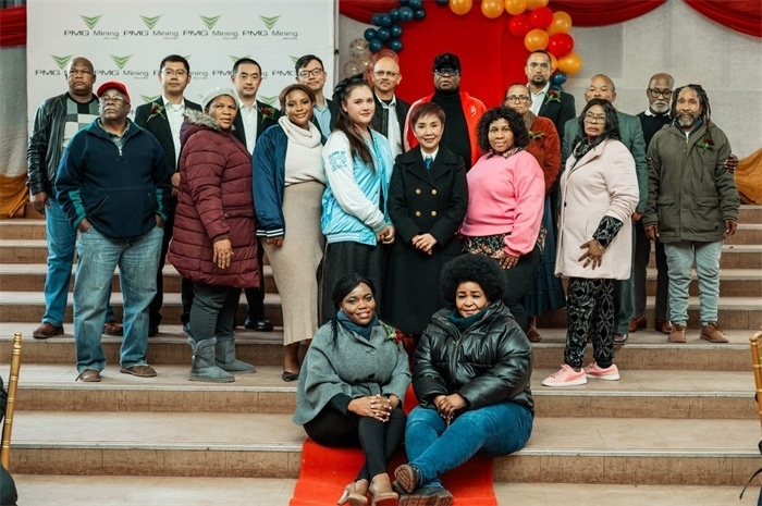 PMG礦業(yè)公司股東和管理團隊和演講嘉賓合影。（圖片來源：廣西大錳南非PMG礦業(yè)有限公司）