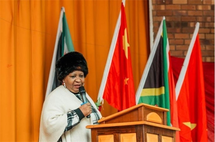 Magdeline Mokwena女士致辭。（圖片來源：廣西大錳南非PMG礦業(yè)有限公司）