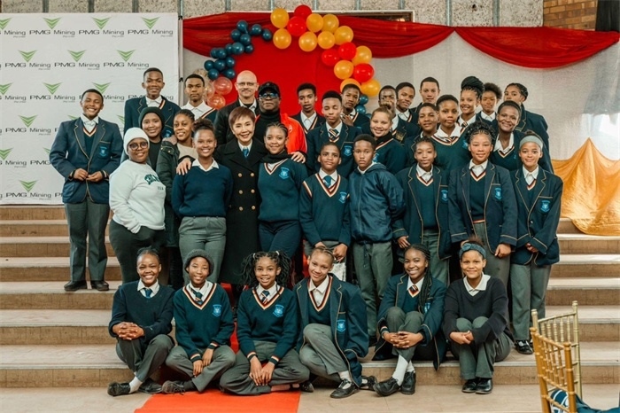 Blinkklip高中的學生們。（圖片來源：廣西大錳南非PMG礦業(yè)有限公司）