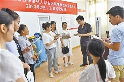  圖③：法院干警現(xiàn)場(chǎng)指導(dǎo)鄉(xiāng)村“代理家長(zhǎng)”如何正確管護(hù)留守兒童。