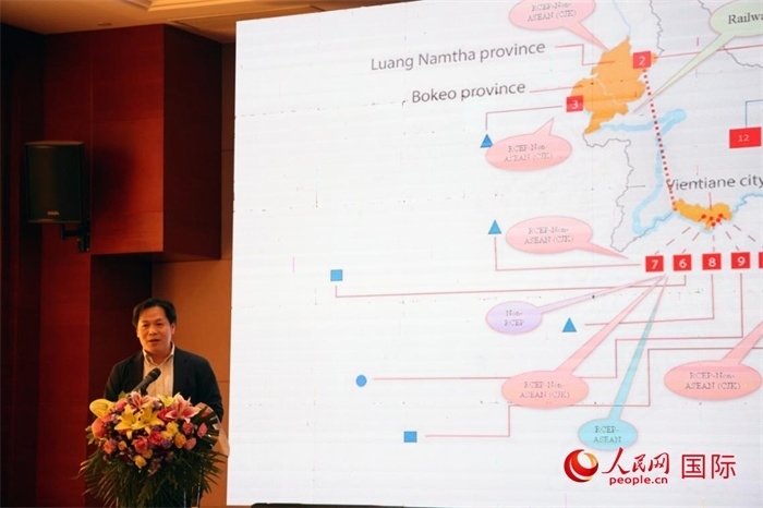 老撾計劃與投資部發(fā)展研究院院長史提羅斯·拉斯福尼在活動現(xiàn)場發(fā)言。人民網(wǎng)記者楊一攝