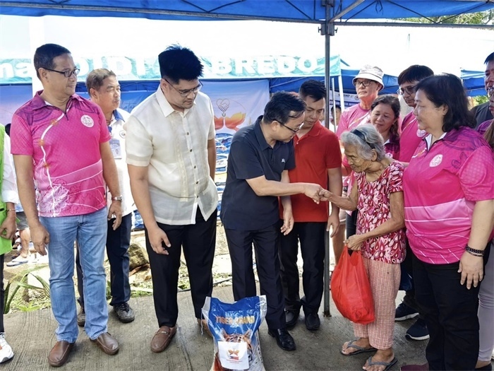 中國駐菲律賓大使館向部分馬榮火山受災(zāi)家庭分發(fā)賑災(zāi)物資。中國駐菲律賓大使館供圖