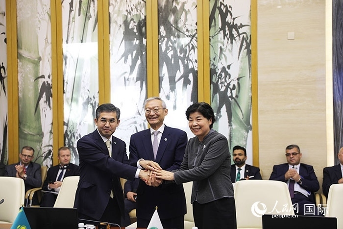 上合組織秘書處、哈駐華使館、上合組織睦鄰友好合作委員會簽署《聯(lián)合行動計劃》。人民網(wǎng) 俄布拉依攝