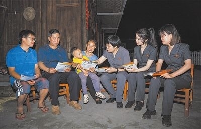 “法治屋場會(huì)”上，法院黨員志愿服務(wù)隊(duì)在給種植戶普及法律知識。