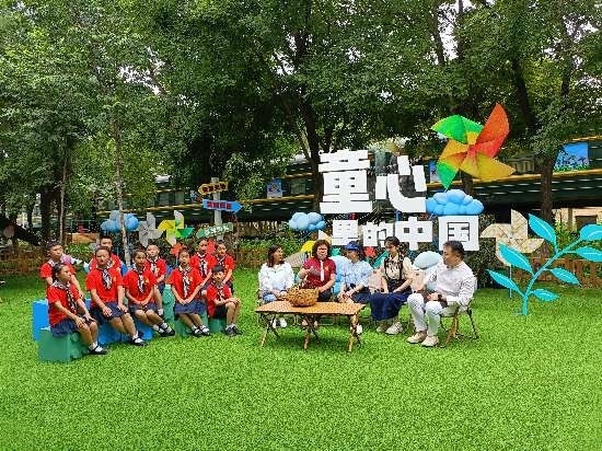 文縣東壩童聲合唱團的孩子們在央視大風車基地錄制節(jié)目。