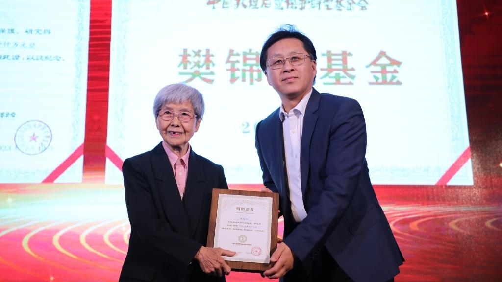 國家文物局黨組成員、副局長解冰（右）為樊錦詩（左）頒發(fā)捐贈證書。新華社記者張睿 攝