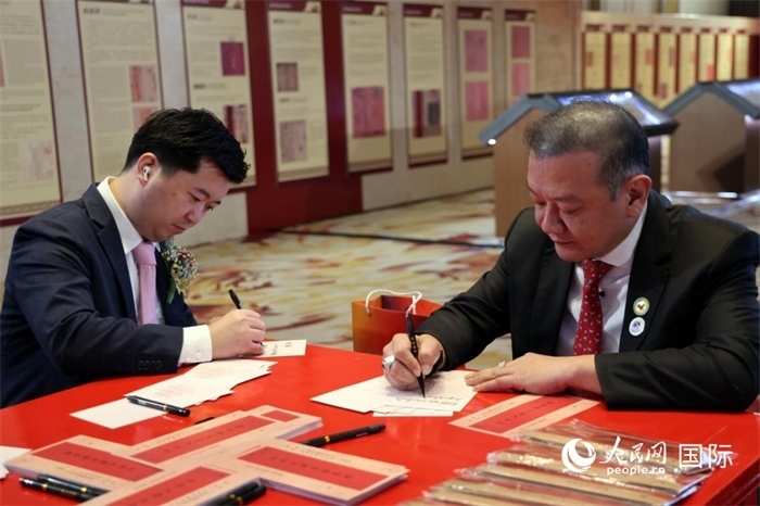 觀眾在展覽現(xiàn)場設(shè)置的體驗(yàn)區(qū)手寫“批信”。人民網(wǎng)記者楊一攝