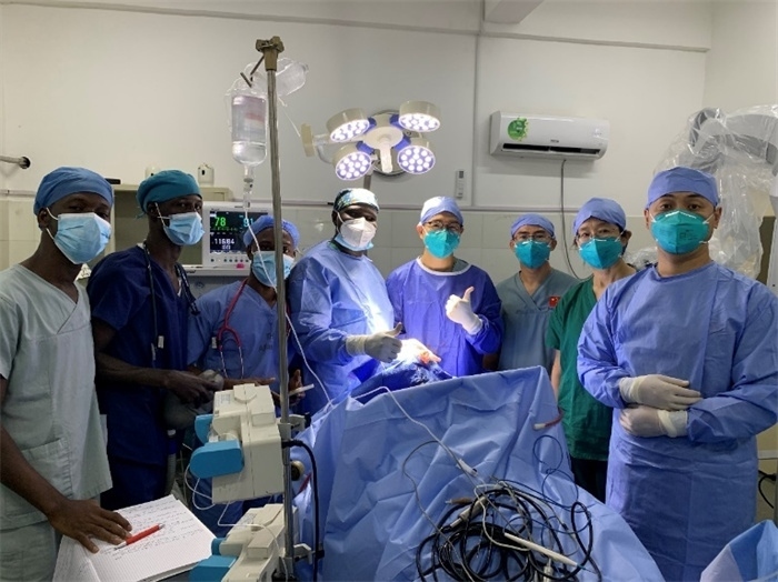 腦膿腫手術(shù)成功，全體參與手術(shù)的醫(yī)務(wù)工作者合影留念。中國(guó)第二十九批援幾內(nèi)亞醫(yī)療隊(duì)供圖