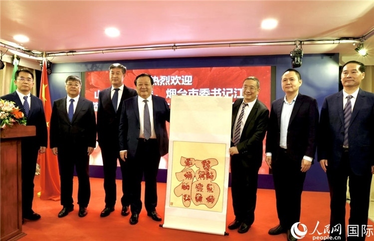 參加座談會(huì)的主要嘉賓合影留念。人民網(wǎng)記者宋亦然攝