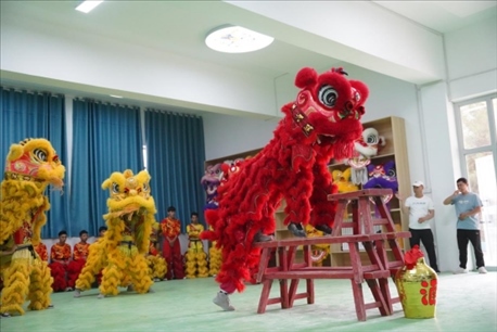 開課儀式現(xiàn)場(chǎng)，疏附縣第一中學(xué)舞獅隊(duì)的醒獅表演。