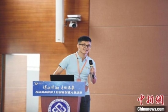 選手進行路演。楊華峰 攝