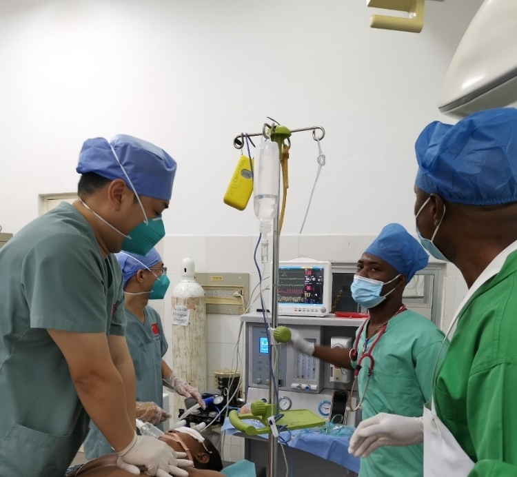 麻醉科李學斌醫(yī)生和手術室護士趙鈺進行復蘇搶救。中國第二十九批援幾內亞醫(yī)療隊供圖