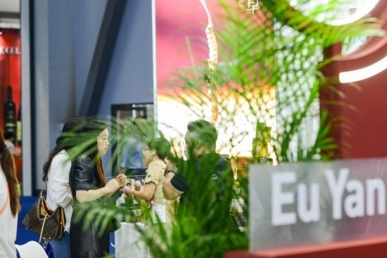 RCEP成員國企業(yè)亮相第三屆消博會(huì)。2023年4月12日，參觀者在新加坡企業(yè)余仁生的展臺(tái)了解產(chǎn)品。新華社記者王澤聰攝