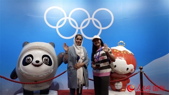 “上合小記者”與2022北京冬奧會(huì)吉祥物合影。實(shí)習(xí)生 方明軒攝