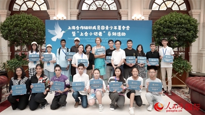 主辦單位為“上合小記者”頒發(fā)證書。實(shí)習(xí)生 方明軒攝