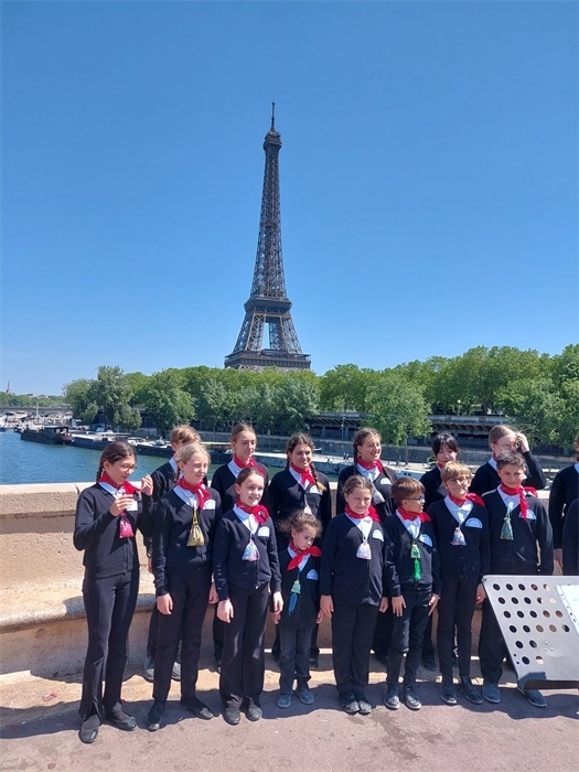 2.2023年5月，巴黎寶麗聲童聲合唱團錄制歌曲《如果我去中國》。（圖片由受訪者提供）