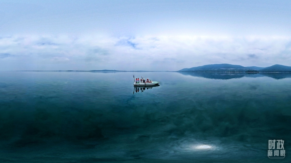 丹江口水庫，工作人員正在采集水樣。（總臺(tái)國廣記者李晉拍攝）