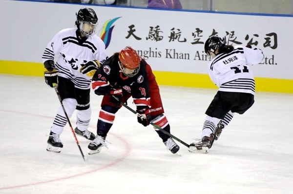 上海隊(duì)田博雅(中)與黑龍江隊(duì)杜宛澤爭(zhēng)搶。人民網(wǎng)記者 胡雪蓉?cái)z