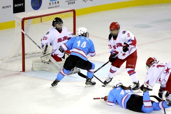 廣東隊(duì)球員與北京隊(duì)球員禁區(qū)混戰(zhàn)。人民網(wǎng)記者 胡雪蓉?cái)z