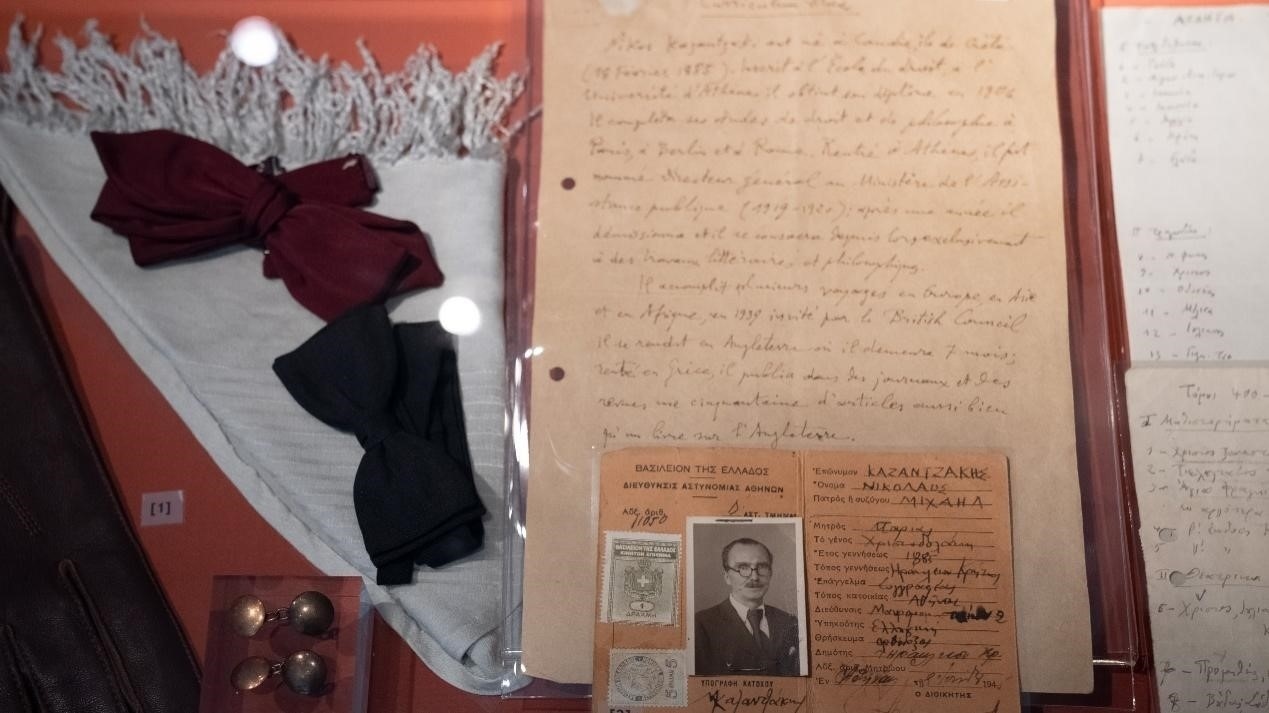 卡贊扎基斯的法語簡歷。人民網(wǎng)記者 葛泰佚攝