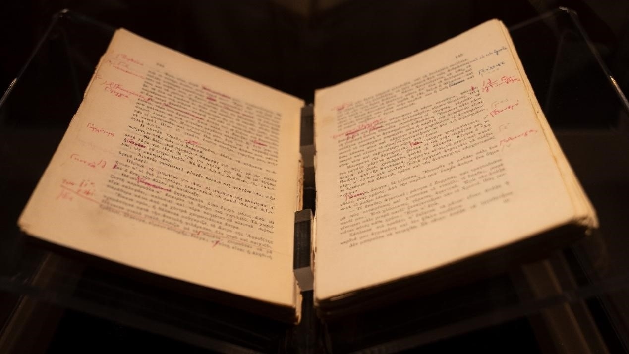 《希臘人左巴》初印后，卡贊扎基斯的修改批注。人民網(wǎng)記者 葛泰佚攝