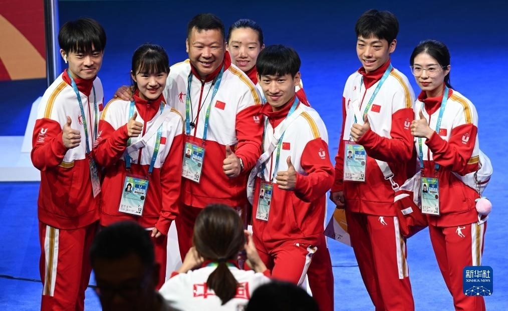 7月22日，中國代表團部分成員在歡迎儀式后合影。新華社記者 王曦 攝