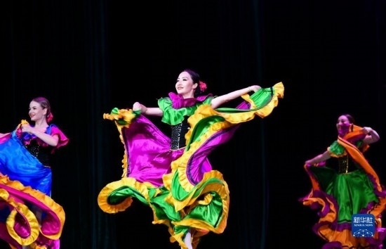 7月21日，哈薩克斯坦薩爾塔納國家舞蹈團(tuán)的演員在演出。