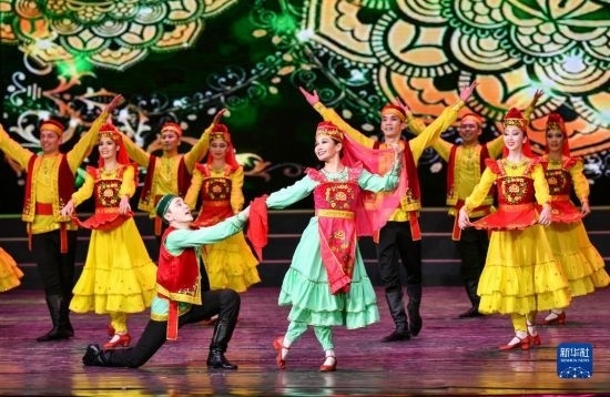 7月21日，哈薩克斯坦薩爾塔納國家舞蹈團(tuán)的演員在演出。