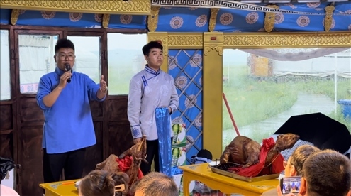 圖為草原蒙古包全羊宴。人民網(wǎng)記者 金洪花攝