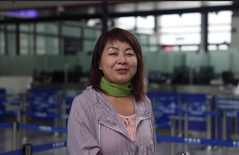 7月22日，曾經(jīng)在老撾瑯勃拉邦工作過3年的加拿大華僑孫月玲乘坐中老鐵路國際旅客列車從中國出境。衛(wèi)海林 攝