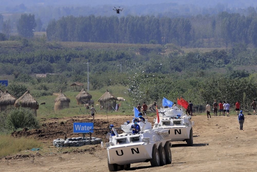 ↑2021年9月15日，在“共同命運(yùn)-2021”國(guó)際維和實(shí)兵演習(xí)綜合演練中，維和分隊(duì)采用無(wú)人機(jī)拋撒傳單宣傳和平理念。新華社記者 劉芳 攝