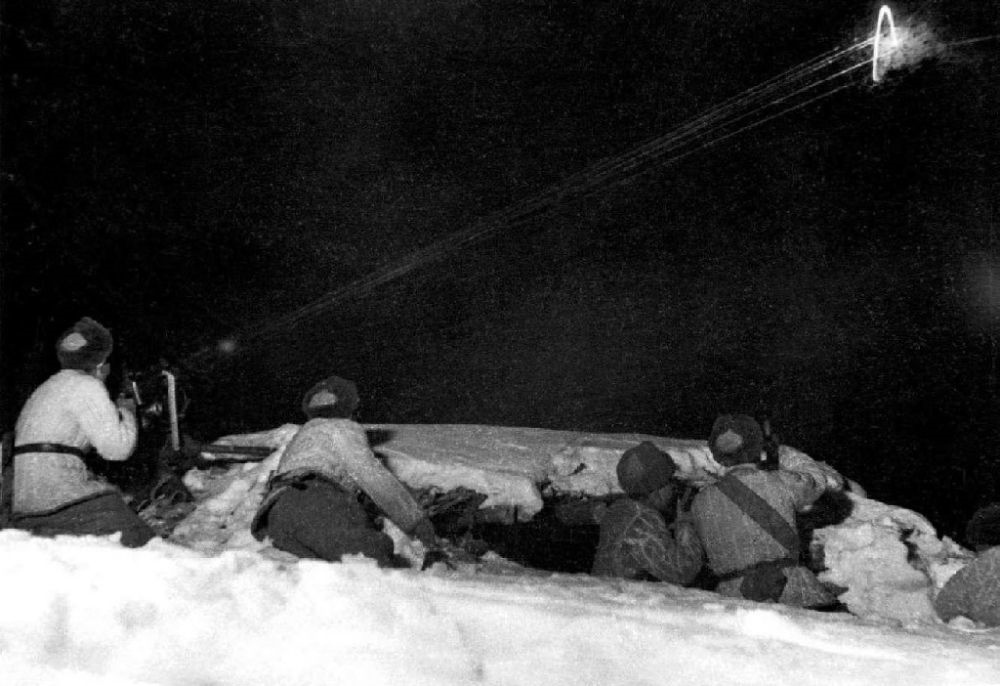  ↑1950年12月，在朝鮮長(zhǎng)津湖，中國(guó)人民志愿軍第27軍連隊(duì)機(jī)槍手向美軍陣地射擊。新華社發(fā)（張崇岫 攝）