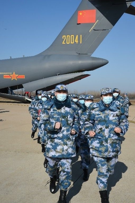 ↑2020年2月17日，一批軍隊(duì)支援湖北醫(yī)療隊(duì)員抵達(dá)武漢天河機(jī)場(chǎng)。新華社記者 黎云 攝
