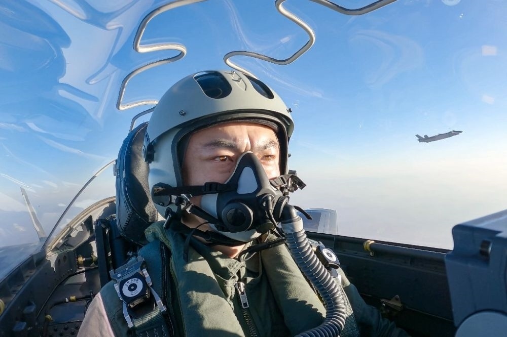 ↑全國(guó)人大代表、“強(qiáng)軍先鋒飛行大隊(duì)”大隊(duì)長(zhǎng)高中強(qiáng)進(jìn)行編隊(duì)飛行訓(xùn)練（2023年2月9日攝）。新華社發(fā)（姜皓元 攝）