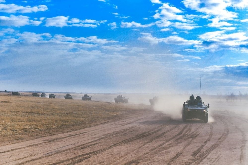 ↑陸軍第81集團(tuán)軍某旅“松骨峰特功連”隨所在營(yíng)進(jìn)行長(zhǎng)途機(jī)動(dòng)（2022年4月12日攝）。新華社發(fā)（李乃超 攝）