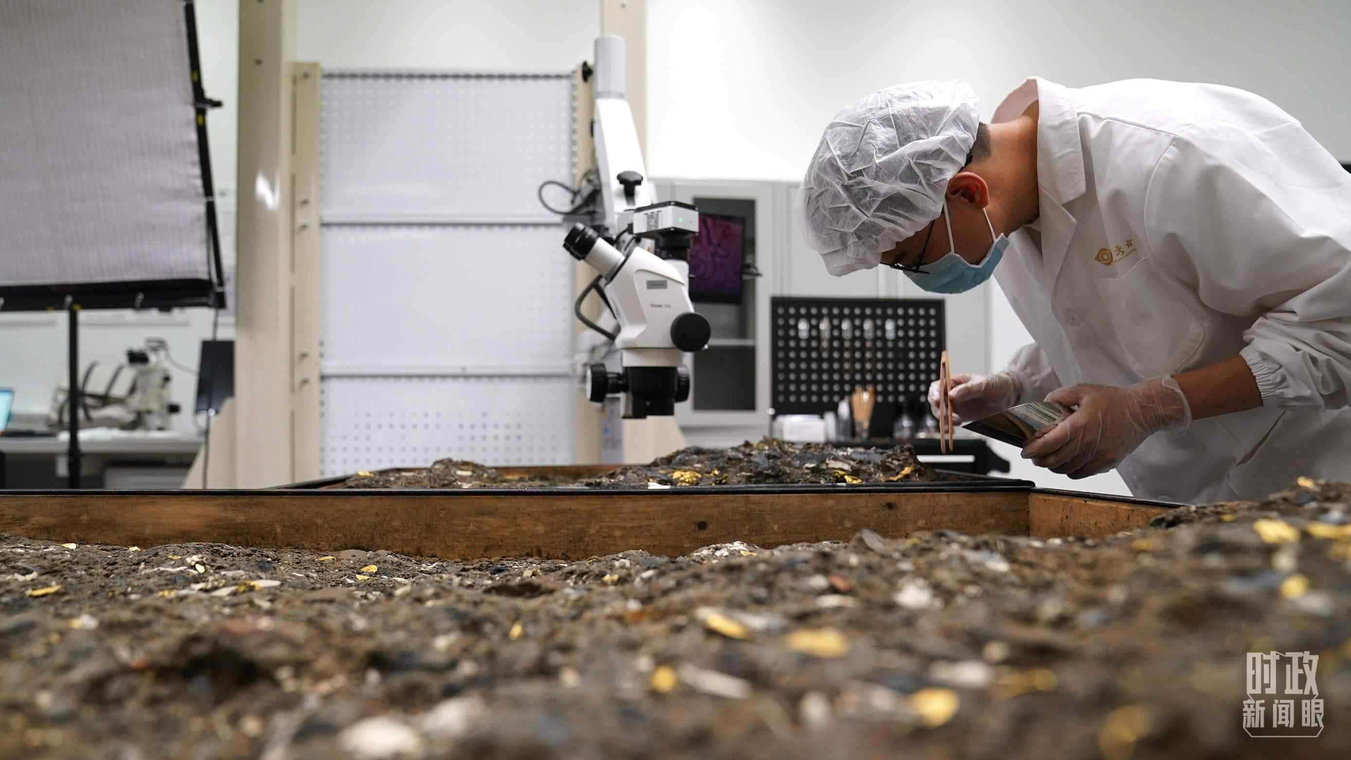 △工作中的三星堆文保人員。（總臺(tái)國(guó)廣記者李晉拍攝）